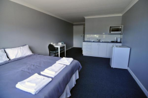 Отель Bribie Island Square  Бонгари